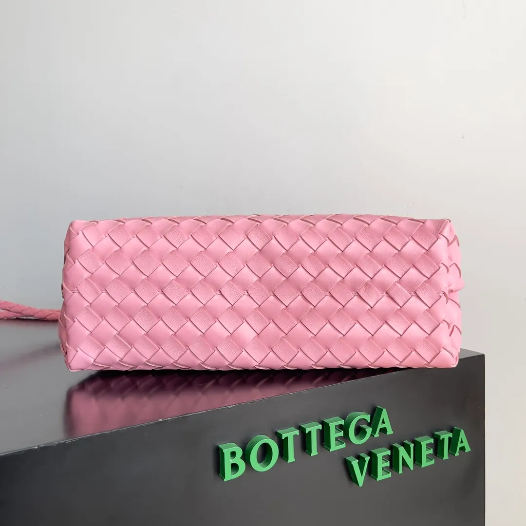 The 2023 new Andiamo batch of 2260 BV has been shipped‼ ️Really popular🔥The new Andiamo woven handbag launched by Bottega Veneta this season is really popular all over the world! ! Celebrities at home and abroad have worn it, and Oscar-winning actress Michelle Yeoh has taken it out on the street. Song Jia, Trai Yara, Yu Feihong, Sanji Ayaka, Rosie Hunting-Whiteley, Yoshioka Riho, etc. have all picked up this bag. It is classic and versatile, showing off its temperament, and the bag capacity is also large, which is very convenient for daily commuting! ! A variety of carrying methods, the shoulder straps can be adjusted by yourself, the original lambskin feels soft and delicate, and the unisex style breaks the gender boundaries and brings a more practical and long-lasting use experience. Andiamo, which has both elegant and casual styles, perfectly interprets the true appearance of "fashionable old money style". Style number: 743572 Size: 32*24*12